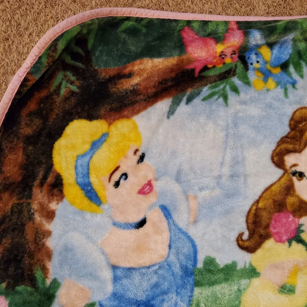 Disney Princess Fleece Throw Blanket Cinderella Belle Aurora Pink Trim‎ Plush